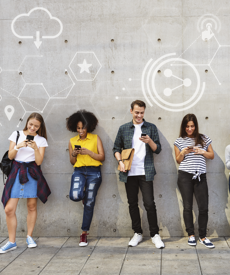 Personnes se connectant sur leurs téléphones