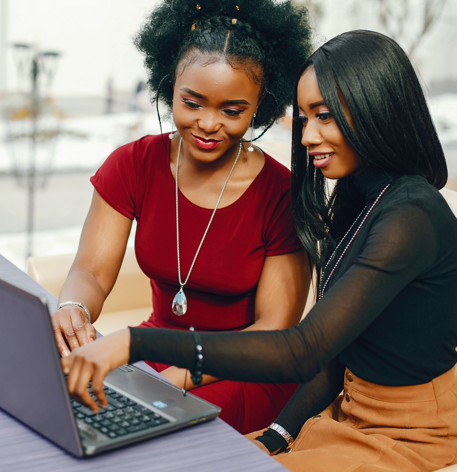 Belles femmes devant un ordinateur portable